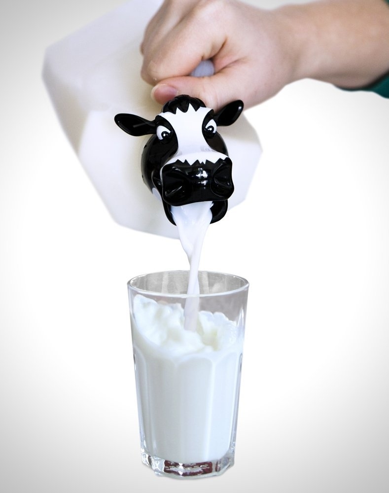Бутылка молока буренка раньше вмещала. Креативная упаковка молочной продукции. Необычное молоко. Корова молоко. Бутылка для молока в виде коровы.