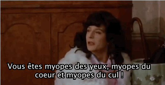 Pas étonnant, si l’on considère tout le bonheur forcé, les dépenses pharaoniques, la pression familiale et l’irrépressible sentiment de CLAUSTROPHOBIE.