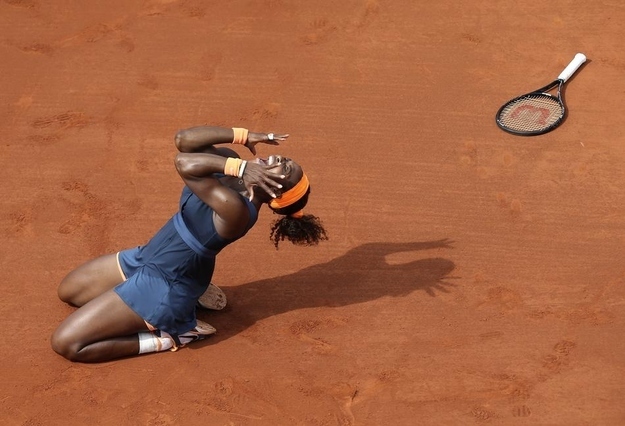 Serena Williams célèbre son second titre à Roland-Garros, onze ans après le premier.