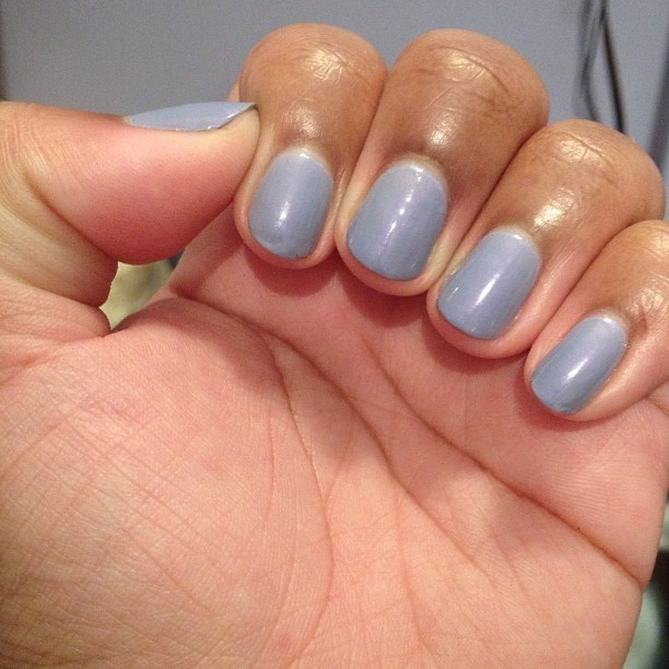 Arte nas unhas é legal e tudo, mas às vezes uma cor lisa pode dizer muito mais. Demora muito menos tempo também.