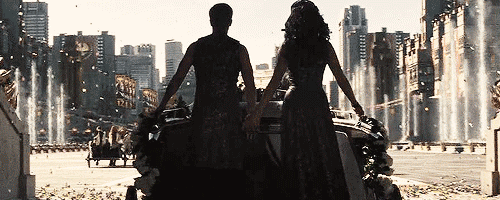 Look at these victors: power, finesse, EHRMAGERD THEY'RE HOLDING HANDS <3 Showing the Capitol that they're a unit!