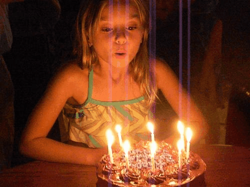 ¡Apagar las velas de un pastel de cumpleaños definitivamente es lo mejor! ¡Apagar las velas de un pastel de cumpleaños definitivamente es lo mejor!