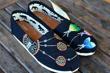 33 Pairs Of Unbelievably Beautiful Custom TOMS