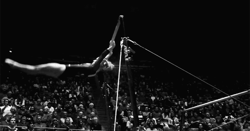 Lo que está haciendo: Una Comaneci (ella se balancea hacia arriba, hace un mortal al frente en posición de hocarjadas y captura la barra de nuevo). Esta suelta se llama así, tras la leyenda de la gimnasia, Nadia Comaneci.Actualmente, Georgia compite por la Universidad de Utah. ¡Aquí está una de sus rutinas en barras asimétricas!