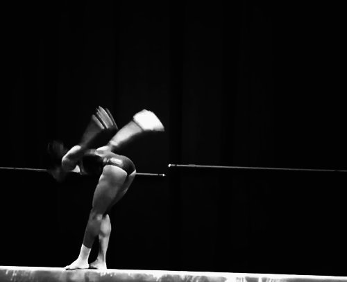 Lo que está haciendo: Un mortal con giro completo. Recuerde, esto se hace en una BARRA DE MADERA DE CUATRO PULGADAS DE ANCHO.¡Gabby hizo historia al ser la primera mujer de color en ganar el All-Around en los Juegos Olímpicos de 2012! Aquí está su rutina en la barra de equilibrio en la competencia final por equipos.