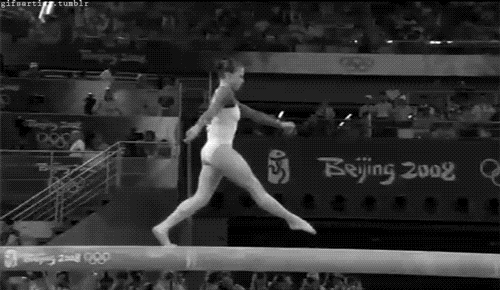 Lo que está haciendo: Una zancada tirón a anillo. Este salto es particularmente difícil porque la gimnasta tiene que quitar sus ojos de la barra.Anna ganó dos medallas de bronce en los Juegos Olímpicos de 2004. ¡Aquí está su rutina en la barra de equilibrio de 2008 (se ubicó en cuarto lugar)!