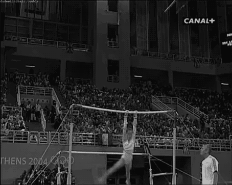 Lo que está haciendo: Un Chusovitina (un "salto" con un giro completo) a un Def.Émilie fue la primera gimnasta francesa en ganar una medalla en un aparato individual en unos Juegos Olímpicos —¡ganó oro en las barras asimétricas en los Juegos Olímpicos de 2004!