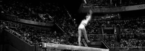 Lo que está haciendo: Un mortal hacia enfrente (despegando de un pie), a un mortal hacia atrás agrupado y luego un Korbut.Steliana fue quinta en el All-Around en los Juegos Olímpicos de 2008. Aquí está su presentación en la barra de equilibrio durante la competencia por equipos.