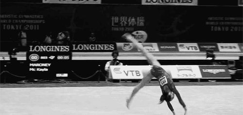 Lo que está haciendo: Dos flic-flac, plancha con tres giros y medio. ¡Eso no es fácil, amigos!McKayla es un miembro de las Fierce Five, medallistas de oro de 2012. ¡Aquí está su rutina de suelo de los Campeonatos Nacionales de Estados Unidos de ese año!