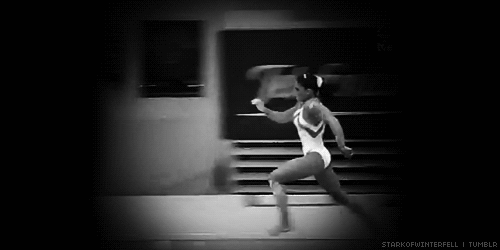 Lo que está haciendo: Un Produnova: salta del potro, hace un kip frontal sobre la mesa y hace doble mortal hacia adelante. Este es el salto más dificil realizado por las gimnastas. MUY pocas mujeres lo han logrado hacer exitosamente en una competencia.Yelena fue un miembro clave del equipo de gimnasia de Rusia durante muchos años, pero nunca ganó una medalla olímpica individual. Aquí está el vídeo de su legendario salto.