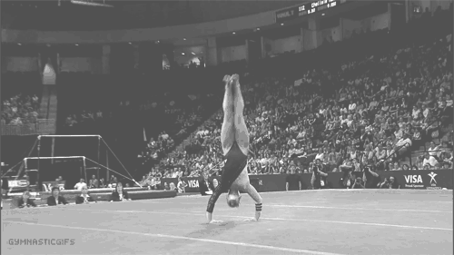 Lo que está haciendo: Un Silivas (doble mortal hacia atrás con dos giros).Shawn fue la medallista de plata en el All-Around en los Juegos Olímpicos de Beijing. Ese mismo año, fue la campeona nacional de Estados Unidos. ¡Aquí está la rutina de suelo ilustrada en el GIF!