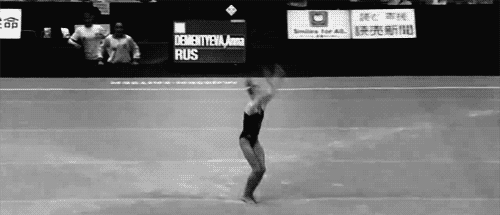 Lo que está haciendo: Dos tempos (básicamente flic-flacs sin manos), flic-flac, plancha con tres giros.Anna fue una suplente en el equipo ruso de los Juegos Olímpicos de Londres y la campeona en el Campeonato Europeo de 2011. ¡Aquí está una de sus rutinas de suelo!