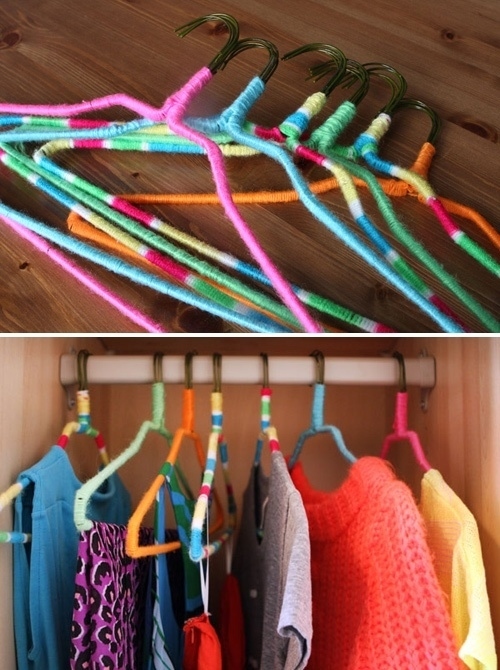 Transforme seus antigos cabides de arame em cabides coloridos antiderrapantes envolvendo-os com fios brilhantes ou fios de bordar.