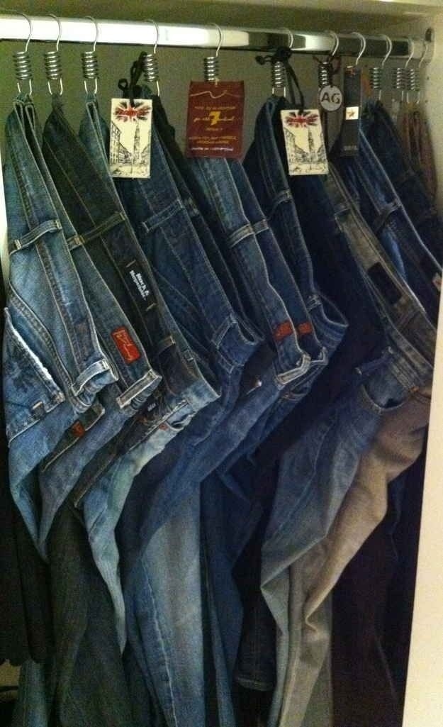 Use ganchos de chuveiro para pendurar jeans.