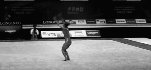 Lo que está haciendo: Un flic-flac a un "Arabian" doble.Alicia fue miembro del equipo olímpico de 2008 y la campeona de salto de potro del Campeonato Mundial de 2010. Ella es la gimnasta estadounidense más condecorada en la historia de los Campeonatos Mundiales. ¡Aquí está su rutina de suelo de 2008!