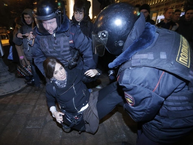 Pussy Riot Members Detained Outside Courthouse Where Anti Putin