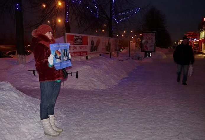 Police in Moscow and St. Petersburg detained a total of 14 LGBT rights activists as the Olympic Games formally opened on Friday. But four protestors took to the streets of the southern city of Tolyatti and three others protested in the neighboring city of Samara without attracting the attention of police.