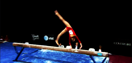 Lo que está haciendo: una salida con rueda a dos pies, plancha con dos giros y medio.Nastia fue la campeona de la final individual All-Around en los Juegos Olímpicos de Beijing en 2008. ¡Esta es su rutina en la barra de equilibrio en esa competencia!