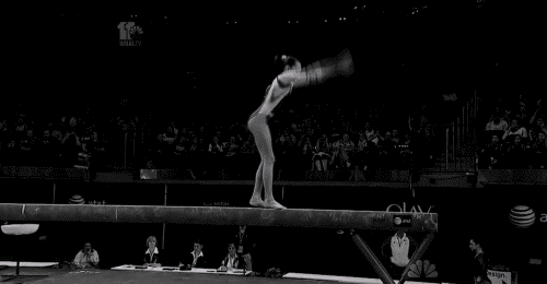 Lo que está haciendo: Un flic-flac abierto, mortal hacia atrás con giro completo.Larisa compitió en los Juegos Olímpicos de 2012, y es la medallista de plata actual en el All-Around en el Campeonato Europeo. Aquí está su rutina de barra de equilibrio de 2013.