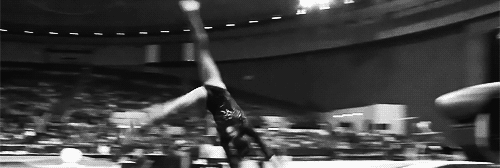 Lo que está haciendo: Un salto Yurchenko (que significa que hace un flic-flac sobre la mesa) a una plancha con un giro completo. Lo creas o no, este es uno de los saltos más fáciles que hacen los gimnastas de alto nivel.Rheagan compite por la Universidad Estatal de Louisiana. ¡Aquí está ella en salto de potro!