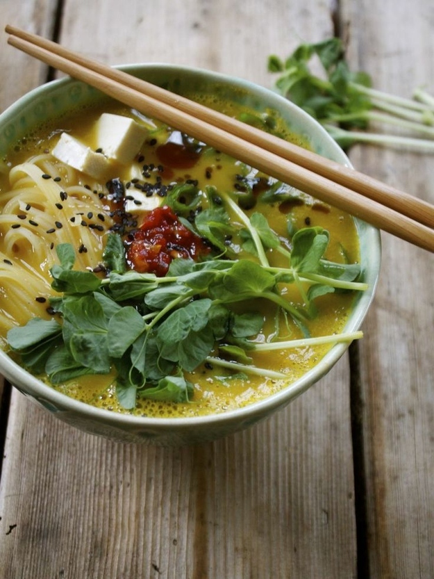 Minuto 10 Calabaza Ramen Cuenco con fideos de arroz, tofu & amp;  Los brotes de guisantes frescos