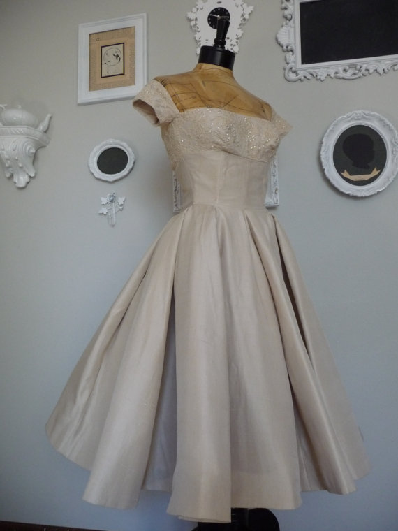 21 Gorgeous Vintage Wedding Gowns You Can Buy On Etsy