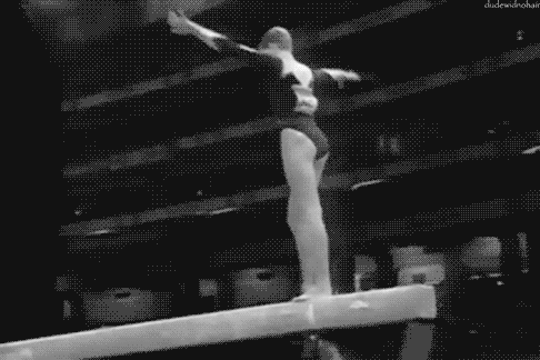 Lo que está haciendo: Una rueda a una plancha en gainer con dos giros.Sveta gobernó la gimnasia por años, pero nunca logró ganar la medalla de oro en el All-Around en los Juegos Olímpicos. Aquí está su rutina en la barra de equilibrio en sus últimos Juegos Olímpicos.