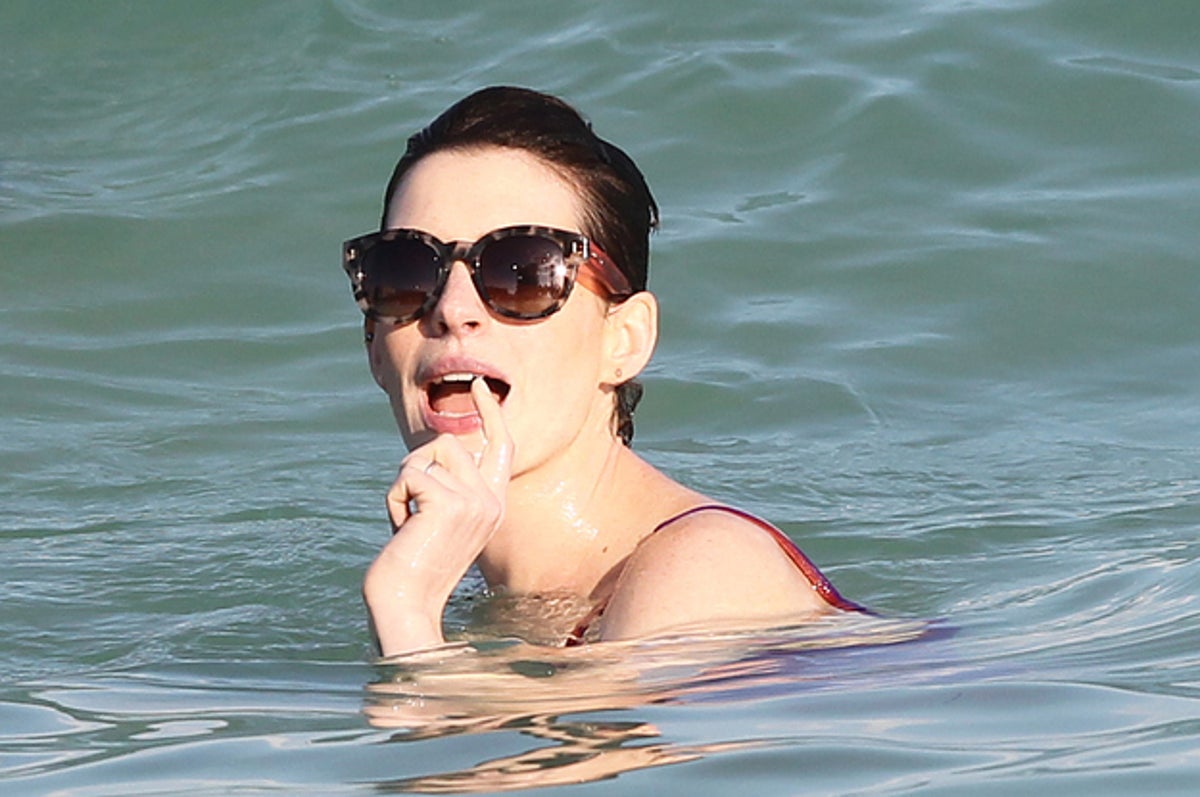 11 Poignant Photos Of Anne Hathaway S Head Bobbing In The Water anne hathaway s head bobbing in the water