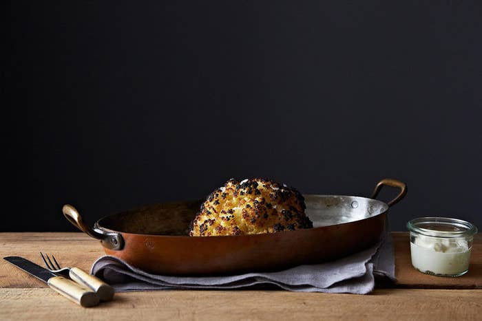 No te dejes engañar— la corteza tostada y crujiente es la mejor parte. Consigue la receta en Food52.