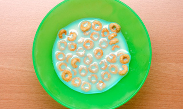 Squeeze a few drops of dye into the bottom of your kid&#39;s bowl, then cover it with cereal.