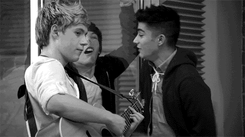 And had his face pretend-stroked by Zayn.