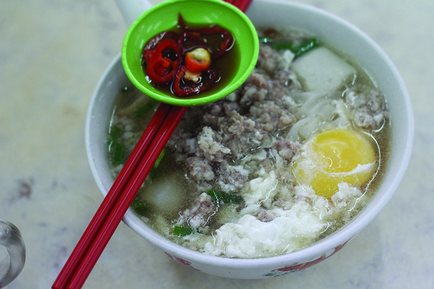 Koay Teow Th&#39;ng (Sweet Noodle Soup with Meat and Fish Balls)