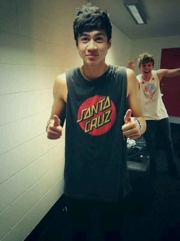 Please excuse Ashton in the back and focus your attention on Calum's biceps.