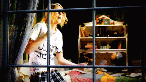 The competition is heating up! Taylor pulls out the nerdy bedroom dance! Classic Tay!