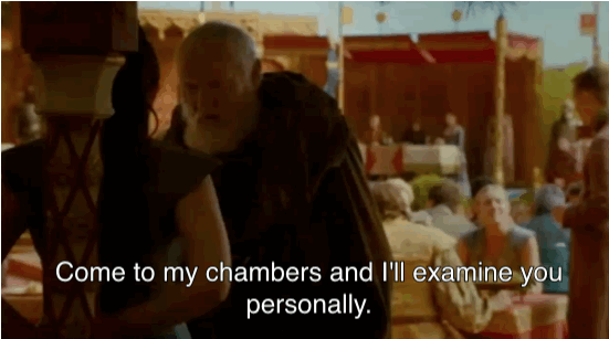 Elle s'en prend même au pervers du coin, Maester Pycelle.