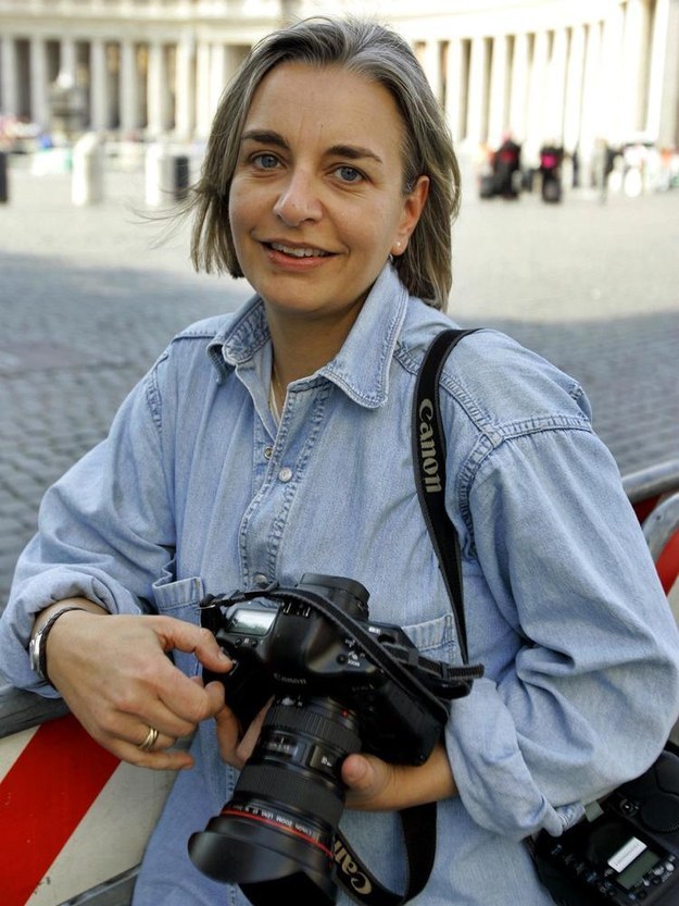 "Ela se entregou aos assuntos de sua lente e deu seu talento para o mundo, com imagens de guerras". vítimas inconscientes no Afeganistão, Iraque, Bósnia e além, & quot; o AP disse em um obituário. Niedringhaus, 48 e originalmente da Alemanha, foi a mais recente vítima da crescente violência no Afeganistão antes das eleições presidenciais de sábado. De seu trabalho, ela disse ao New York Times em 2011, "Eu não acredito que os conflitos tenham mudado desde o 11 de setembro, além de se tornarem mais frequentes e prolongados. Mas a essência do conflito é a mesma - dois lados lutando por território, por poder, por ideologias. E no meio está a população que está sofrendo ”.