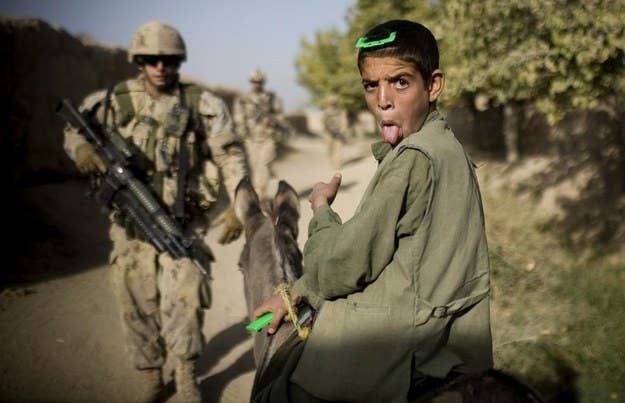 Um menino afegão reage a passar soldados canadenses.  11 de setembro de 2010.