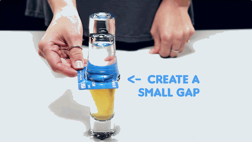 Qué necesitas:Agua, dos vasos de chupito, whisky y una tarjeta.Cómo hacerlo:Llena un vaso con agua y el otro con whisky. Coloca la tarjeta sobre el vaso lleno con agua. Dale la vuelta cuidadosamente usando la tarjeta para evitar que se derrame todo. Coloca la tarjeta sobre el vaso con alcohol y muévela ligeramente para crear un pequeño espacio. Espera cerca de 10 minutos y mira cómo el agua cambia de lugar con el alcohol.Lo científico:Los líquidos tienen diferentes densidades. El whisky simplemente flota arriba porque es más ligero que el agua.