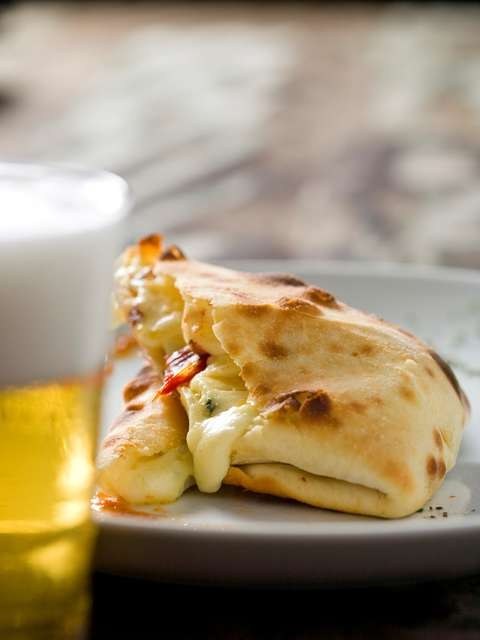 Sim, é assim mesmo que se escreve muçarela, infelizmente. Receita aqui.