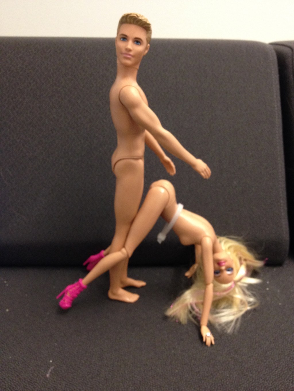 23 posiciones sexuales de Cosmo ejemplificadas por Barbie y Ken