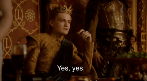 - Qui a tué Joffrey ? Nos soupçons se portent sur Margaery et Olenna Tyrell, qui sont clairement assez badass pour avoir osé, et qui n'ont jamais porté Joffrey dans leur cœur. Mais Oberyn Martell, lui non plus, ne cache pas sa haine envers les Lannister, et n'a pas hésité à les menacer lors de l'épisode précédent. Melisandre est une sorcière-démon-créatrice de smoke monster, donc ça pourrait aussi être elle. Enfin, ne négligeons pas Sansa, qui a de bonnes et nombreuses raisons de vouloir tuer Joffrey.- D'ailleurs, que vont devenir Tyrion et Sansa, maintenant qu'ils sont devenus les ennemis du Royaume ?- Où se dirigent Bran, Hodor, et le batteur de « Love Actually » ? Vont-ils arrêter l'épidémie de zombies qui se dirige vers le Sud ?- Margaery va-t-elle régner seule, ou la mort de Joffrey va-t-elle donner une excuse à Cersei pour reprendre le trône ?- Que font Arya, Daenerys et Jon Snow ?