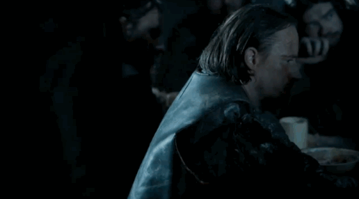 Il recrute des hommes pour l'accompagner jusqu'à Craster's Keep - sans se douter que son frère Bran vient d'y être kidnappé.