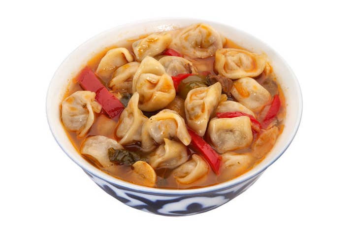 A soup in which small dumplings are boiled in salt water or bouillon and served with sour milk ("suzma") and seasoned with pepper, onion, tomato paste, black pepper, and sour cream.