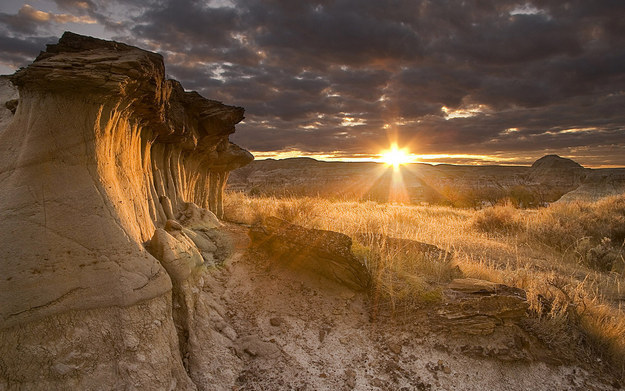 This region is famous for rich deposits of fossils, including dinosaur bones! Some of the most important dinosaur discoveries in the world were unearthed here.