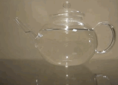 El té que florece es un conjunto de hojas secas de té envueltas en una o más flores secas que florecen en agua caliente ante tus propios ojos como una flor encantada. Compra una tetera o taza de vidrio para ser testigo del milagro.