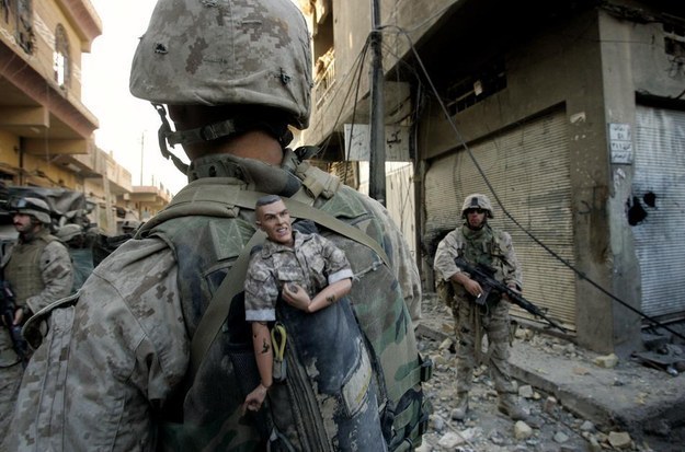 Um fuzileiro naval dos EU que leva uma mascote da boa sorte no oeste de Fallujah, Iraque. 14 de novembro de 2004.