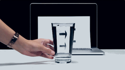 Qué necesitas:Un vaso, agua y flechas impresas.Cómo se hace:Simplemente sirve agua en el vaso frente a las flechas y mira cómo se dan la vuelta mágicamente.Lo científico:La luz se refracta o se dobla cuando pasa de un material a otro. También funciona como una lupa, doblando la luz hacia el centro.