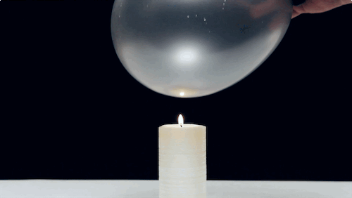 Qué necesitas:Agua, una vela, un encendedor y globos.Cómo hacerlo:Llena el globo con agua. Enciende la vela. Coloca lentamente el globo sobre la vela. ¡Increíble pero no se revienta! Pero si lo dejas demasiado tiempo sobre la vela sí se reventará.Lo científico:Obviamente el agua absorve bien el calor. El agua dentro del globo absorbe el calor de la llama, enfriando el hule e impidiendo que se reviente.