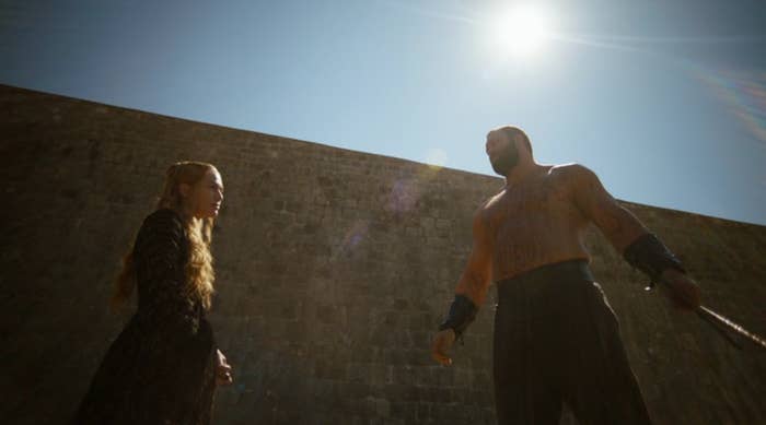 L'épisode du mariage a certes offert un démarrage explosif à la saison 4, et les vingt dernières minutes de l'épisode 6, consacrées au procès de Tyrion, étaient parfaites. Mais « Mockingbird, » qui réussit à jongler entre presque tous les personnages principaux, est sans doute le premier épisode de la saison auquel on ne retirerait pas une minute.