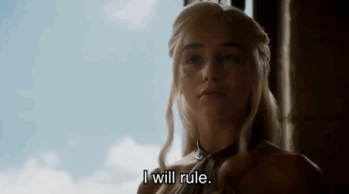 Se rendant compte qu'elle n'est pas prête à conquérir Westeros, elle choisit plutôt de régner sur les cités d'esclaves qu'elle a libérées - et aussitôt abandonnées.